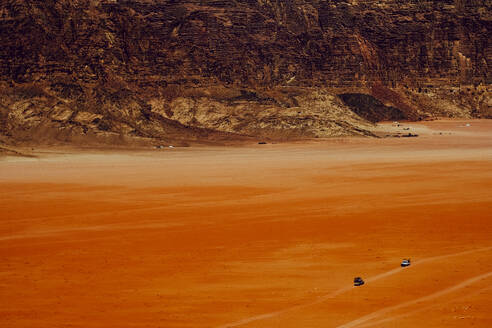 Zwei Lastwagen treffen in der Wüste von Wadi Rum, Jordanien, aufeinander - CAVF88989