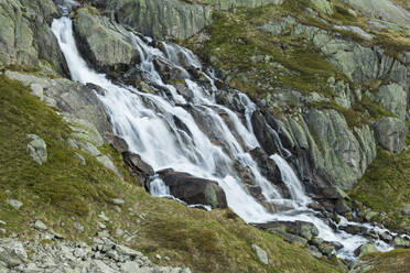 Wasserfall des Lochbergbachs oberhalb von Realp, Uri, Schweiz - CAVF89000