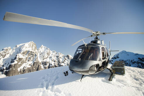 Der Hubschrauber ist im Winter auf einem Bergkamm gelandet. - CAVF89036