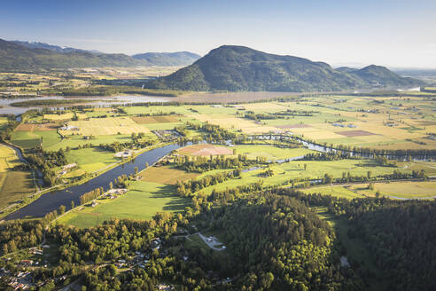 Luftaufnahme von Dewdney und Sumas Mountain, Fraser Valley B.C. Kanada. - CAVF89039