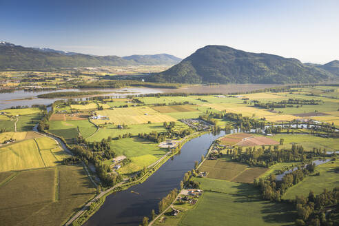 Luftaufnahme von Dewdney und Sumas Mountain, Fraser Valley B.C. Kanada. - CAVF89041