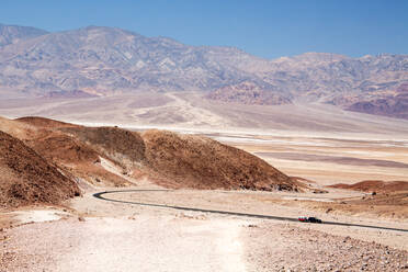 Kurvenreiche Straße an einem heißen Tag im Death Valley - CAVF89045