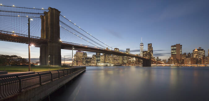 USA, New York, New York City, Brooklyn Bridge in der Abenddämmerung - AHF00009