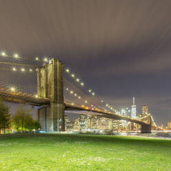 USA, New York, New York City, Brooklyn Bridge bei Nacht - AHF00011