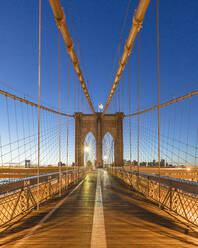 USA, New York, New York City, Brooklyn Bridge in der Morgendämmerung - AHF00015