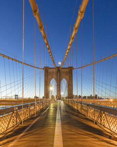 USA, New York, New York City, Brooklyn Bridge in der Morgendämmerung - AHF00015