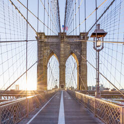 USA, New York, New York City, Brooklyn Bridge bei Sonnenaufgang - AHF00016