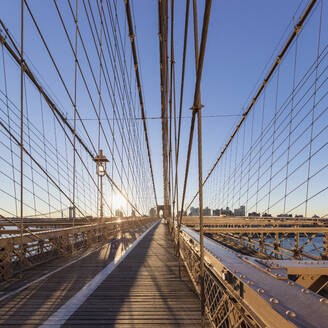USA, New York, New York City, Brooklyn Bridge bei Sonnenaufgang - AHF00017