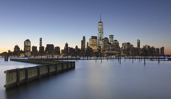 USA, New York, New York City, USA, Lower Manhattan Skyline bei Sonnenaufgang - AHF00020
