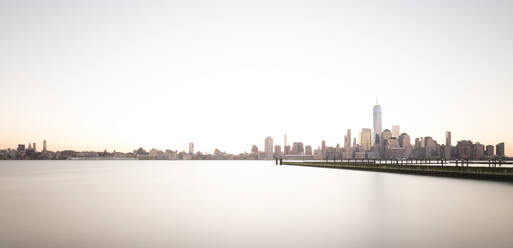 USA, New York, New York City, USA, Lower Manhattan Skyline bei Sonnenaufgang - AHF00021