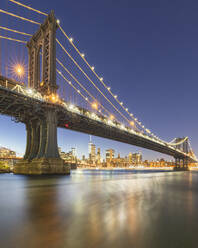 USA, New York, New York City, Manhattan Bridge bei Nacht beleuchtet - AHF00022