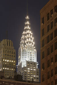 USA, New York, New York City, Chrysler Building bei Nacht beleuchtet - AHF00024