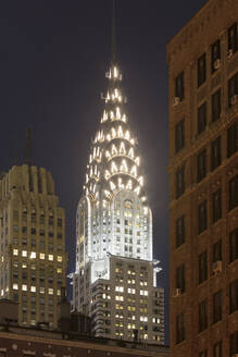 USA, New York, New York City, Chrysler Building bei Nacht beleuchtet - AHF00024