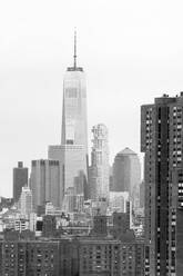 USA, New York, New York City, Lower Manhattan Skyline mit One World Trade Center, sw - AHF00027