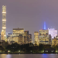 USA, New York, New York City, Midtown Manhattan bei Nacht beleuchtet - AHF00028