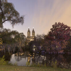 USA, New York, New York City, Das San-Remo-Gebäude vom Central Park aus bei Sonnenuntergang - AHF00033