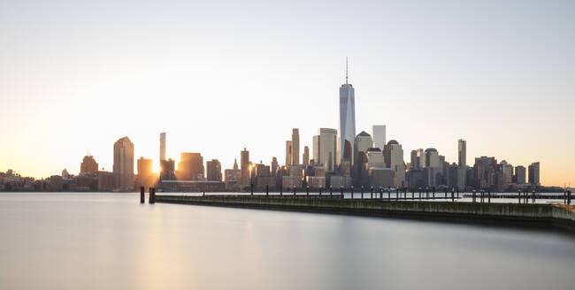 USA, New York, New York City, Lower Manhattan Skyline mit One World Trade Center bei Sonnenaufgang - AHF00037