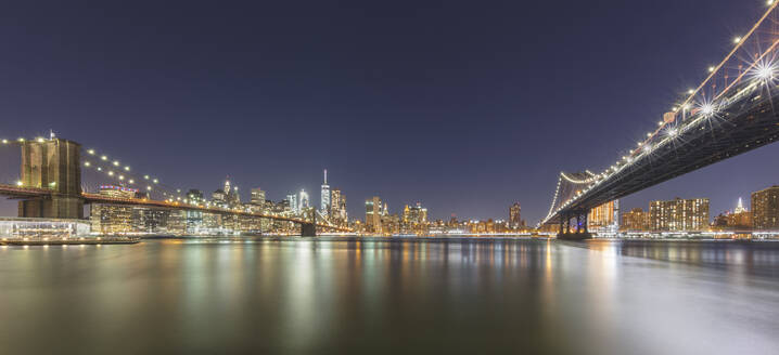 USA, New York, New York City, Brooklyn Bridge und Manhattan Bridge bei Nacht beleuchtet - AHF00042