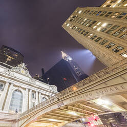 USA, New York, New York City, Grand Central Station, Fassade bei Nacht beleuchtet, Blickwinkel niedrig - AHF00048