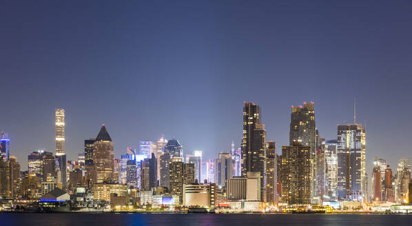 USA, New York, New York City, Skyline von Midtown Manhattan bei Nacht - AHF00049