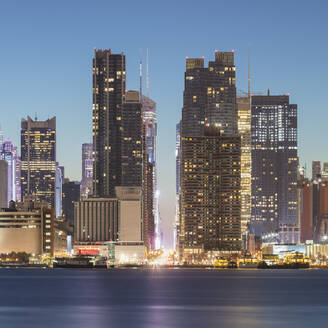 USA, New York, New York City, Manhattan skyline at night - AHF00050