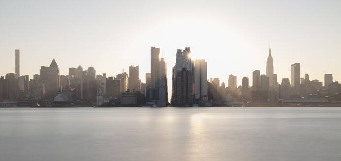 USA, New York, New York City, Skyline von Midtown Manhattan bei Sonnenaufgang - AHF00051