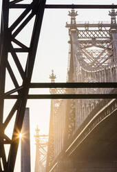 USA, New York, New York City, Ed Koch Queensboro Bridge bei Sonnenaufgang - AHF00057