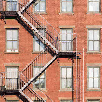 USA, New York, New York City, Feuertreppe an einem Backsteinwohnhaus in Greenwich Village - AHF00059