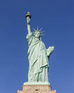 USA, New York, New York City, Freiheitsstatue gegen blauen Himmel - AHF00066