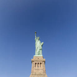 USA, New York, New York City, Freiheitsstatue gegen blauen Himmel - AHF00067