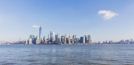 USA, New York, New York City, Lower Manhattan Skyline über den Fluss gesehen - AHF00068