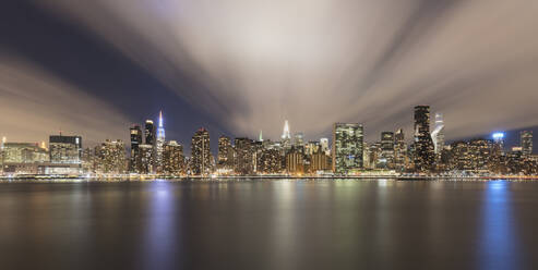 USA, New York, New York City, Skyline von Midtown Manhattan bei Nacht beleuchtet, über den Fluss gesehen - AHF00069