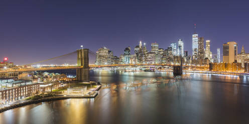 USA, New York, New York City, Brooklyn Bridge und Lower Manhattan Skyline bei Nacht beleuchtet - AHF00070