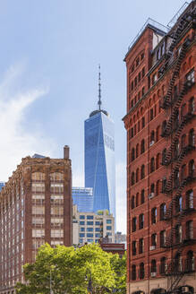 USA, New York, New York City, Lower Manhattan Gebäude mit One World Trade Center - AHF00071