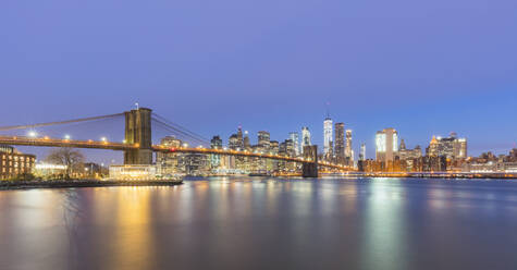 USA, New York, New York City, Brooklyn Bridge und Manhattan Skyline bei Nacht beleuchtet - AHF00083