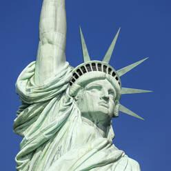 USA, New York, New York City, Freiheitsstatue gegen blauen Himmel - AHF00089