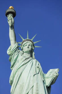 USA, New York, New York City, Freiheitsstatue gegen blauen Himmel - AHF00090