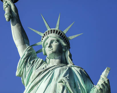 USA, New York, New York City, Freiheitsstatue gegen blauen Himmel - AHF00091