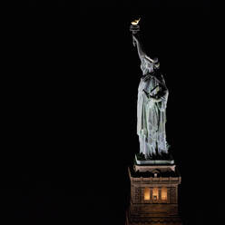 USA, New York, New York City, Freiheitsstatue bei Nacht beleuchtet - AHF00092