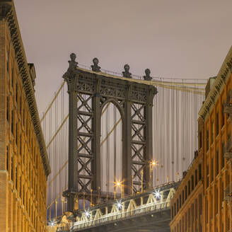 USA, New York, New York City, Manhattan Bridge in der Abenddämmerung beleuchtet - AHF00093