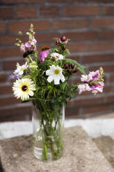 Vase mit verschiedenen Sommerblumen - EVGF03755