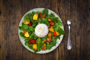 Frischer vegetarischer Salatteller mit Tomaten, Basilikum, Rucola, Nektarinen, Zitronenmelisse und Burrata-Käse - LVF08995