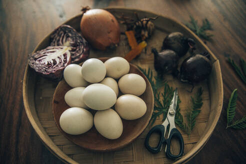 Preparation of organically colored Easter eggs - MBEF01463