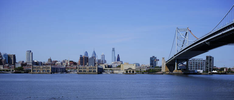 USA, Pennsylvania, Philadelphia, Panorama des Delaware River und der Ben-Franklin-Brücke mit dem Stadtzentrum im Hintergrund - BCDF00432