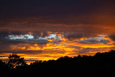 Dramatischer Himmel bei feurigem Sonnenuntergang - NDF01134