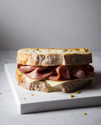 Verzehrfertiges Sandwich mit Mortadella und Käse - FLMF00292