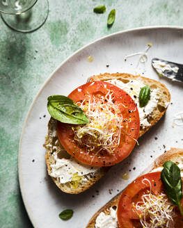 Tomatenbruschetta mit Basilikum und Kresse - FLMF00293