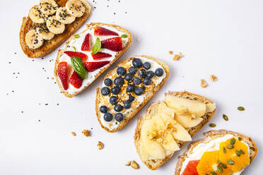 Studio shot of five slices of bread with fresh fruits - FLMF00302