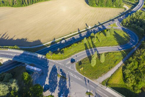 Drohnenansicht der Bundesstraße B472, die sich im Frühling durch die Landschaft zieht - SIEF10042