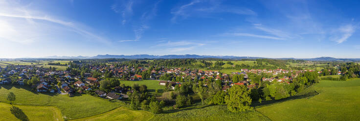 Deutschland, Bayern, Huglfing, Drohnenpanorama einer ländlichen Stadt im Alpenvorland im Frühling - SIEF10043